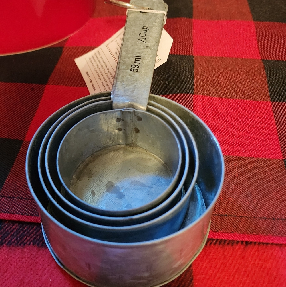 NWT Fiddle + Fern Metal Measuring Cups Set